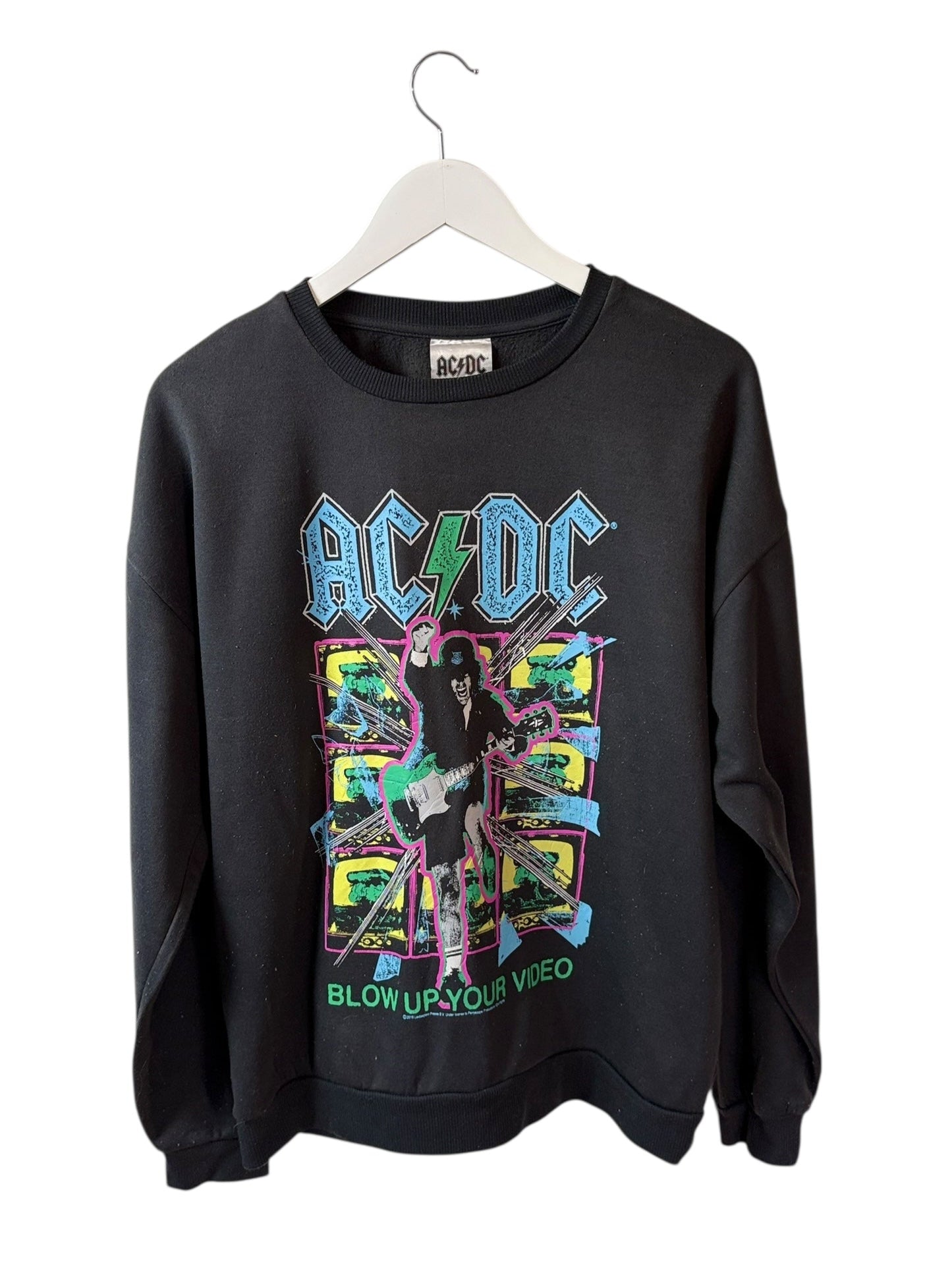 DESCRIPTION

Original AC/DC tour sweatshirt from the Blow Up Your Video era ‚bold chest print, classic crew neck.