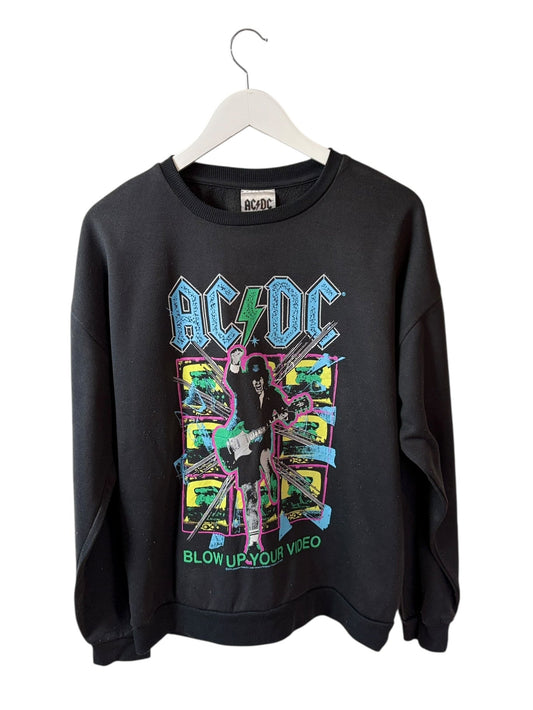 DESCRIPTION

Original AC/DC tour sweatshirt from the Blow Up Your Video era ‚bold chest print, classic crew neck.