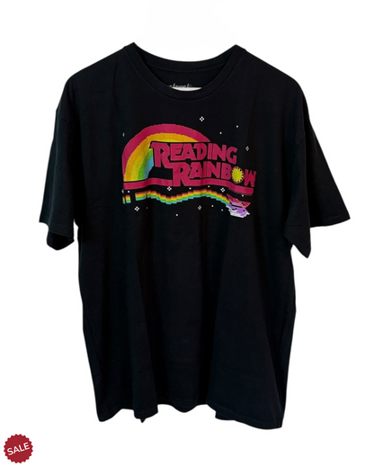 DESCRIPTION

Black t-shirt emblazoned with the iconic "Reading Rainbow" logo, a nostalgic nod to the beloved children's programme.